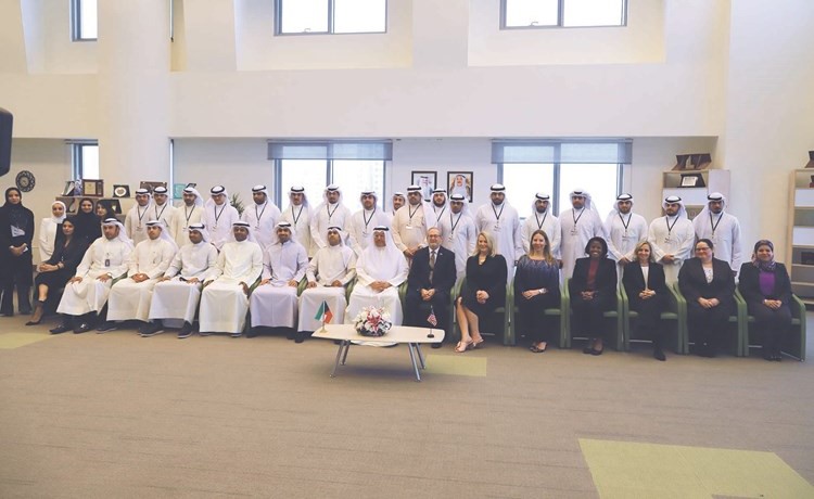 د.فهد بوصليب والمستشار رجيب الرجيب والسفير الأميركي لورانس سيلفرمان يتوسطون المشاركين في ورشة العمل ﻿