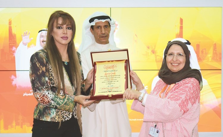 فاطمة الثلاب تكرم أنوار الراشد﻿