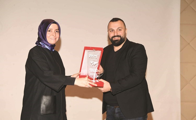 السفيرة عائشة كويتاك تكرم أحمد ميرخان من الشركة الحاصلة على المركز الأول في المبيعات ﻿