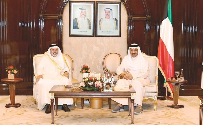 سمو رئيس مجلس الوزراء الشيخ جابر المبارك مستقبلا الشيخ خليفة بن حمد آل خليفة﻿