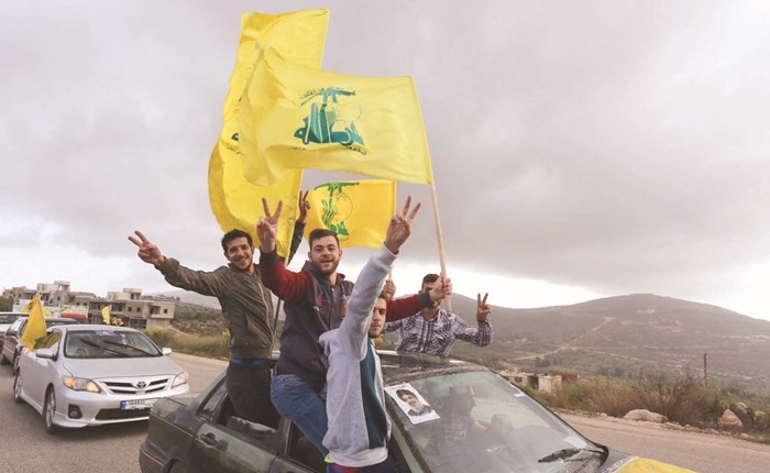 انصار حزب الله يحتفلون بنتائج الانتخابات في مرجعيون	(رويترز)﻿