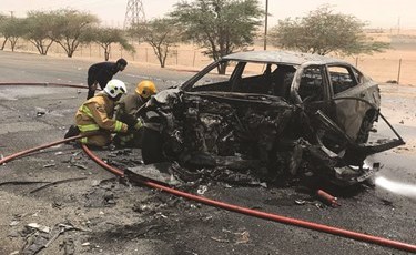 رجال الاطفاء يعاينون المركبة المتفحمة بعد الحادث﻿