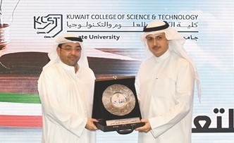 تكريم العازمي يتسلمه المخيزيم -(هاني الشمري - فريال حماد - قاسم باشا)﻿