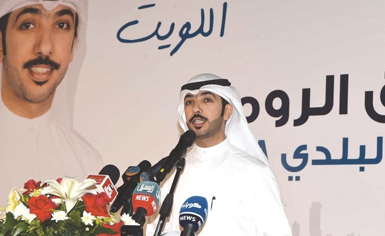 عبدالله الرومي متحدثا خلال افتتاح مقره ﻿