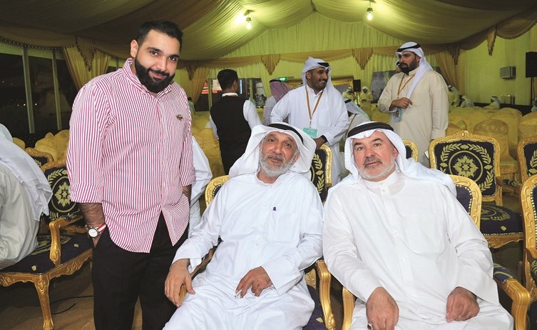 النائب صالح عاشور في مقدمة الحضور	(زين علام) ﻿