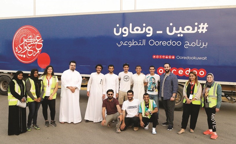 صورة جماعية أثناء توزيع الوجبات من خلال قافلة Ooredoo الخيرية﻿