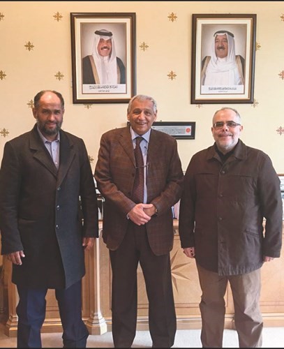 عميد السلك الديبلوماسي في بريطانيا السفير خالد الدويسان يتوسط المدير التنفيذي للاتحاد فادي الاسكندراني وصلاح الجارالله ﻿