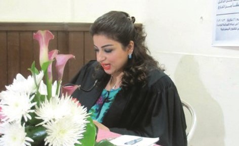 الباحثة رهام العوضي أثناء المناقشة﻿