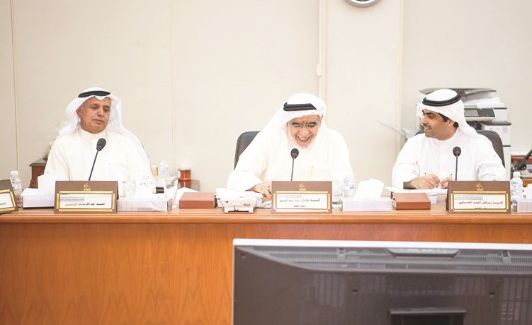 رياض العدساني وعدنان عبدالصمد وعبدالله الرومي أثناء اجتماع لجنة الميزانيات والحساب الختامي﻿