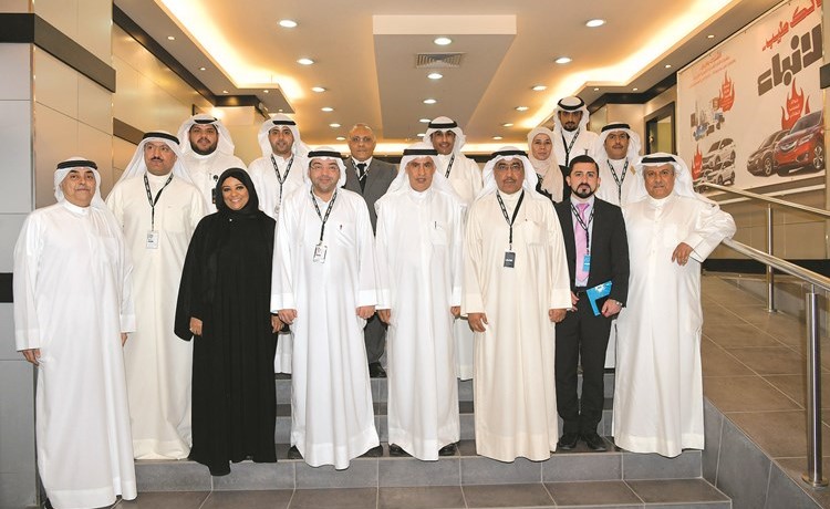 الرئيس التنفيذي للجهاز المركزي صالح الفضالة في صورة تذكارية مع رئيس التحرير الزميل يوسف خالد المرزوق وجانب من أسرة الأنباء﻿