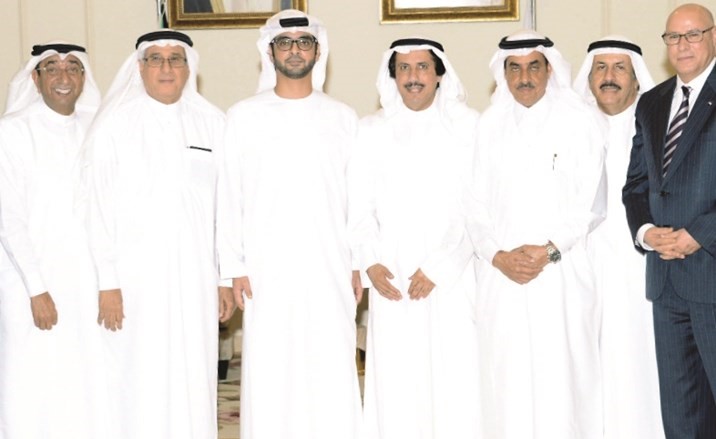 السفير الشيخ عزام الصباح مع سمو الشيخ سلطان بن حمدان بن زايد آل نهيان وبعض الحضور ﻿
