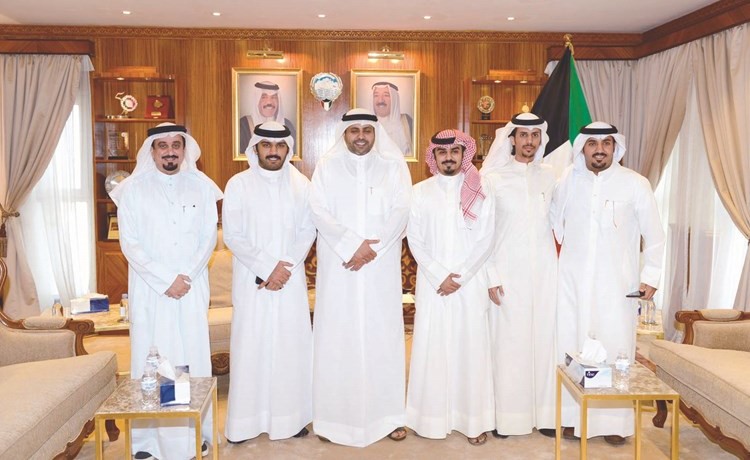 محمد الجبري خلال لقائه الشعراء المشاركين في مسابقة كتارا	﻿
