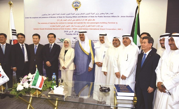 د.جنان بوشهري والشيخ سلمان الحمود وم.يوسف الفوزان ويوسف الجاسم وممثلو شركة انشن الكورية عقب توقيع العقد- (محمد هنداوي) ﻿