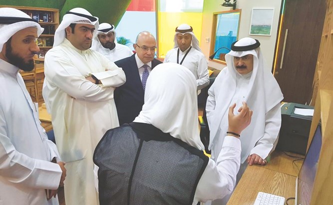  ويستمع لشرح حول عمل المكتبة﻿