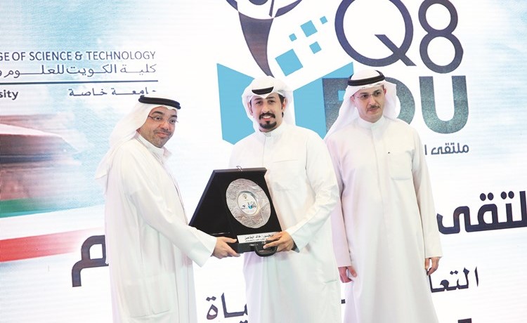 تكريم مدير العلاقات العامة والتسويق إبراهيم بدر المطوع﻿