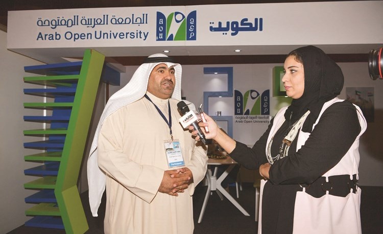 غازي العنزي متحدثا للزميلة آلاء خليفة 	(قاسم باشا)﻿