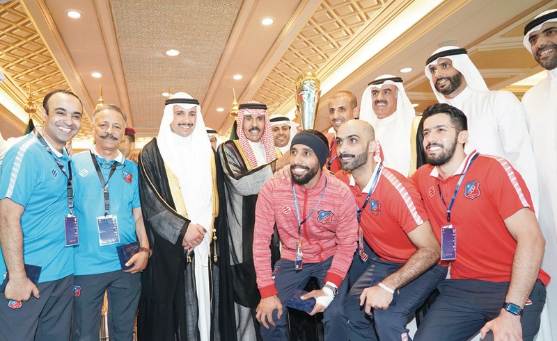سمو نائب الأمير وولي العهد الشيخ نواف الأحمد لدى تسليمه كأس سمو الأمير إلى كابتن الكويت حسين حاكم بحضور رئيس مجلس الأمة مرزوق الغانم