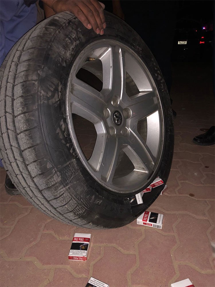 بالفيديو.. إحباط تهريب 68 كروز سجائر في إطارات مركبة خليجي عبر «جمرك النويصيب»