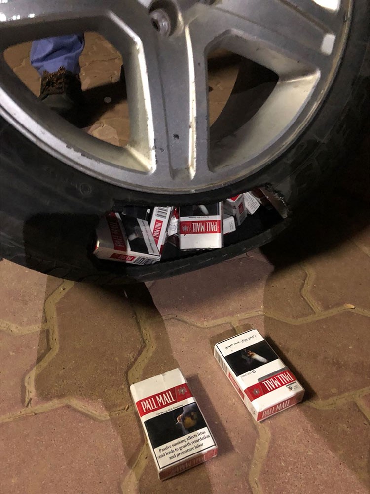 بالفيديو.. إحباط تهريب 68 كروز سجائر في إطارات مركبة خليجي عبر «جمرك النويصيب»