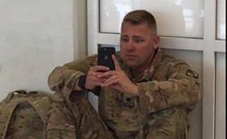 بالفيديو: جندي شاهد ولادة ابنته عبر FaceTime في المطار.. هكذا كان ردّ فعله!