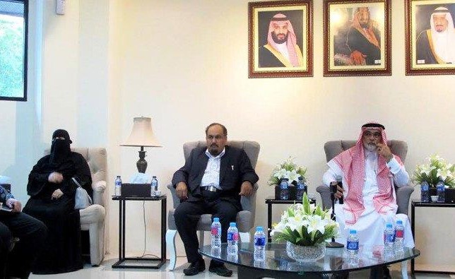 شاهد: سعودي وزوجته يزوران عاملة منزلية في إندونيسيا بعد قتلها ابنتهما الرضيعة خنقاً!