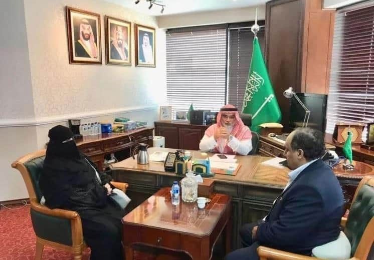 شاهد: سعودي وزوجته يزوران عاملة منزلية في إندونيسيا بعد قتلها ابنتهما الرضيعة خنقاً!