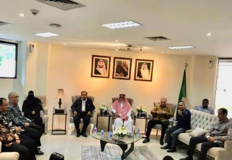 شاهد: سعودي وزوجته يزوران عاملة منزلية في إندونيسيا بعد قتلها ابنتهما الرضيعة خنقاً!