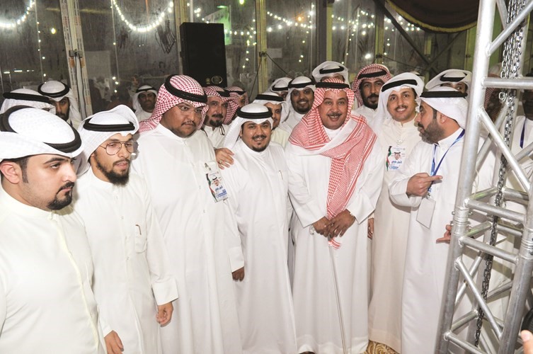 النائب خلف دميثير وأحمد العنزي مع عدد من الحضور	(زين علام) ﻿