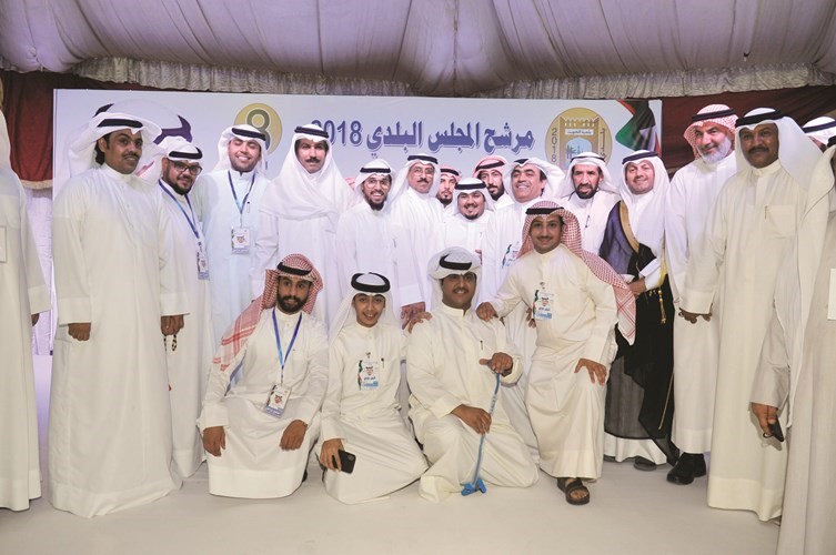 العنزي متوسطا ناخبي الدائرة الثامنة ﻿