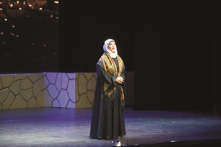 الفنانة سماح في احدى اللوحات ﻿