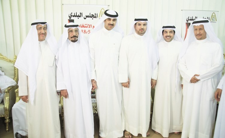 النائب حمدان العازمي والمرشح حمدي العازمي مع عدد من الحضور ﻿