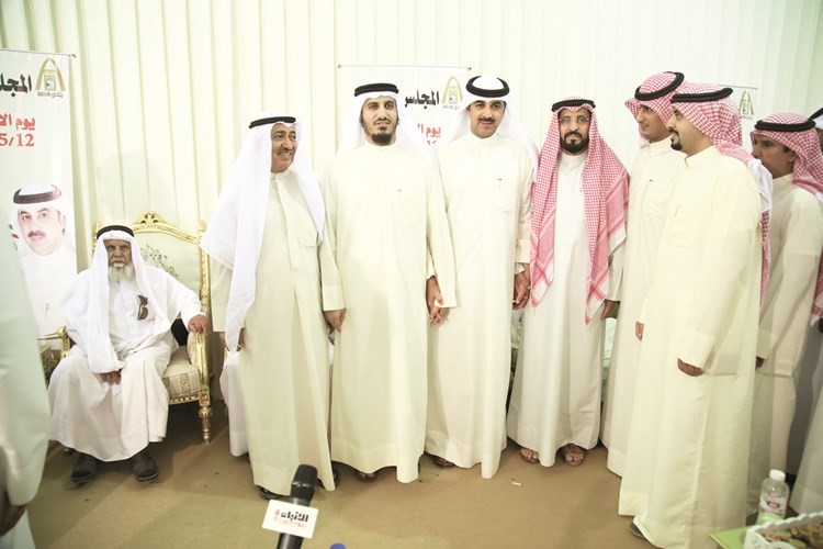 بدر الداهوم وحمدي العازمي مع بعض الناخبين ﻿