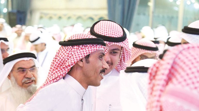الظفيري مع عدد من الحضور ﻿