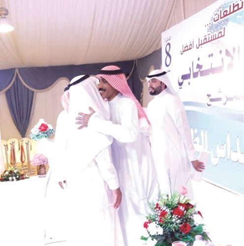 الظفيري مصافحا احد الناخبين ﻿