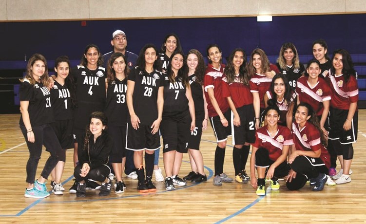 فريق الفتيات بالجامعة الأمريكية ﻿