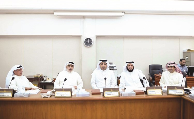 رياض العدساني ود.عادل الدمخي ود.عودة الرويعي وعدنان عبدالصمد وعبدالله الرومي أثناء اجتماع لجنة الميزانيات والحساب الختامي﻿