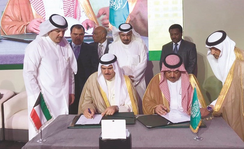 الشيخ سلمان الحمود وعبدالحكيم التميمي خلال توقيع مذكرة التفاهم﻿