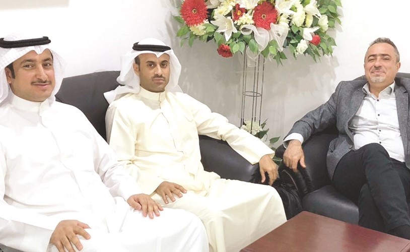 سعود الحجيلان مستقبلا مصطفى سعيد بحضور عبدالعزيز الدخنان﻿