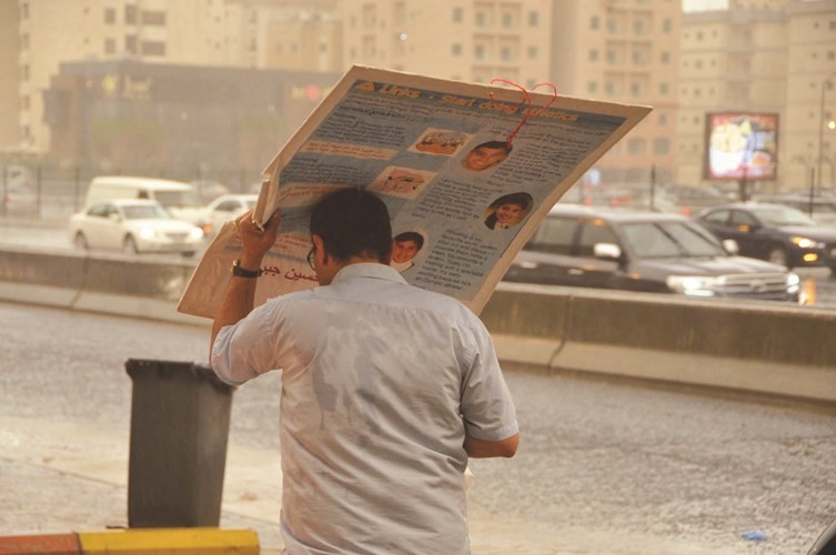 يحتمي من الأمطار بطريقته الخاصة 	         (محمد هاشم - عادل سلامة)