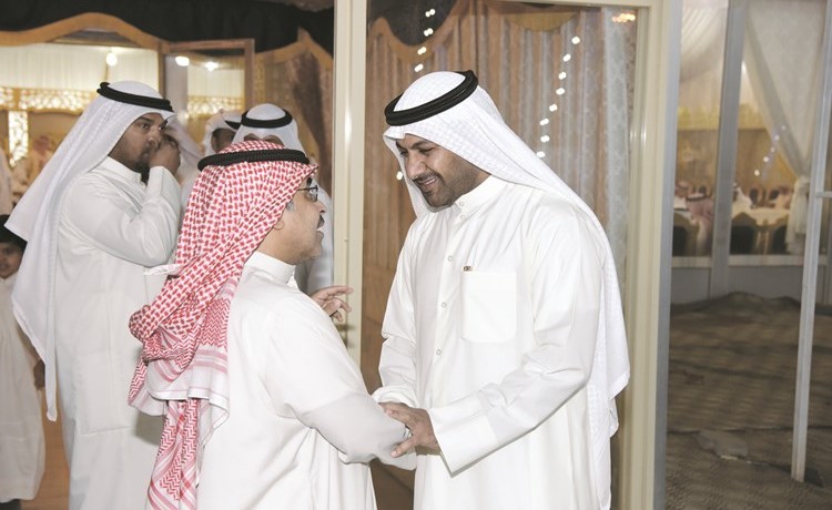 محمد المطيري مصافحا احد الناخبين ﻿