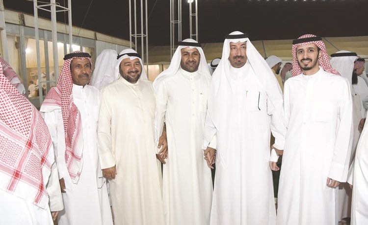 النائب السابق حسين مزيد ومحمد المطيري مع عدد من أهالي الدائرة السابعة	(محمد هنداوي) ﻿