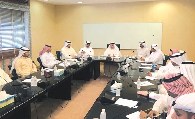 يوسف الصقعبي خلال الاجتماع مع موظفي الأمانة العامة للمجلس البلدي ﻿