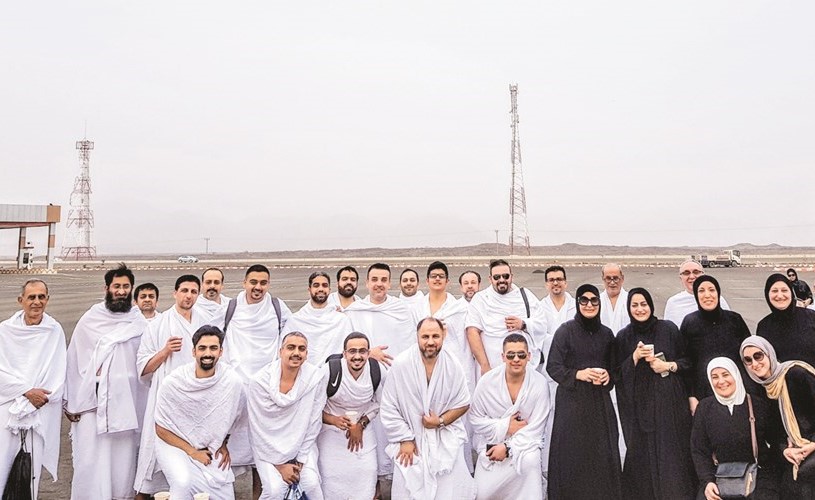 لقطة تذكارية للمشاركين برحلة العمرة﻿