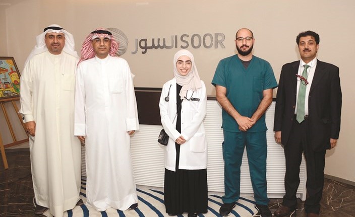 طلال الخرس وسالم الحساوي خلال تقديم الدعم للجمعية الطبية لطلبة كلية الطب﻿