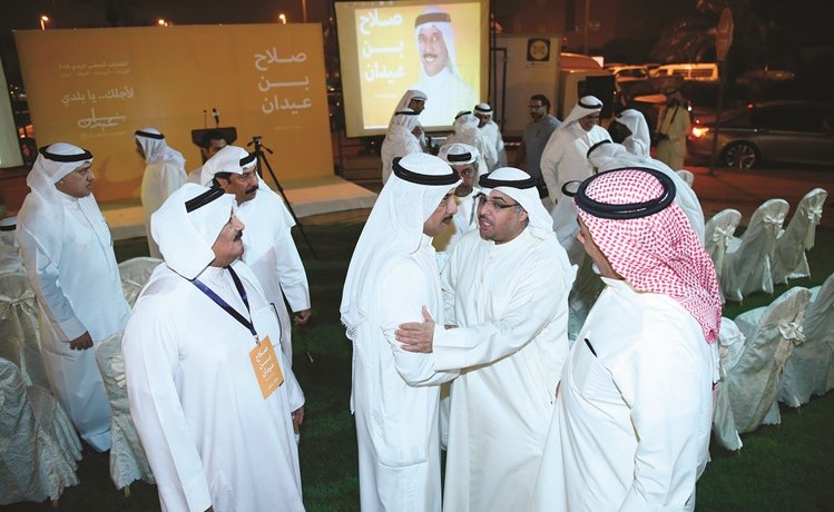 صلاح بن عيدان مستقبلا أهالي الدائرة الثالثة ﻿