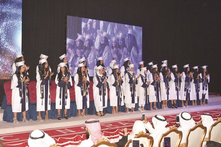صورة جماعية للخريجات ﻿