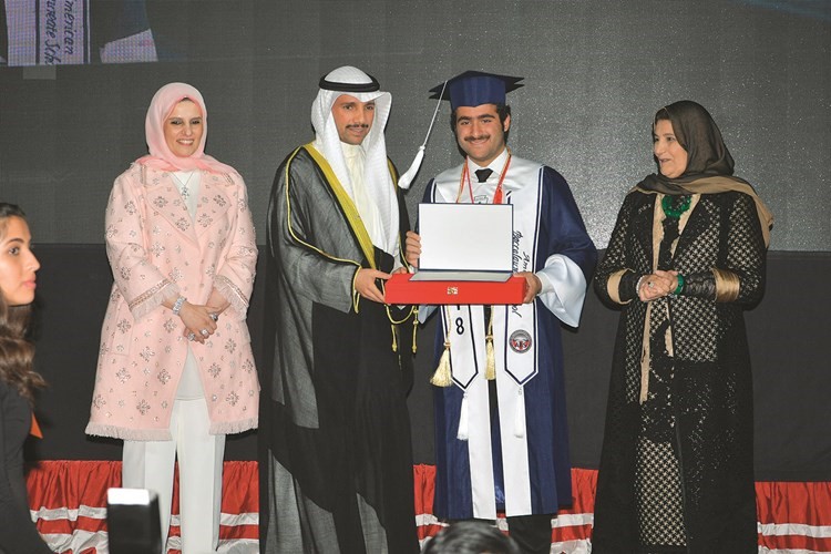  ﻿مرزوق الغانم مكرما أحد الخريجين						﻿
