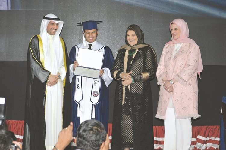 تكريم احد الخريجين ﻿