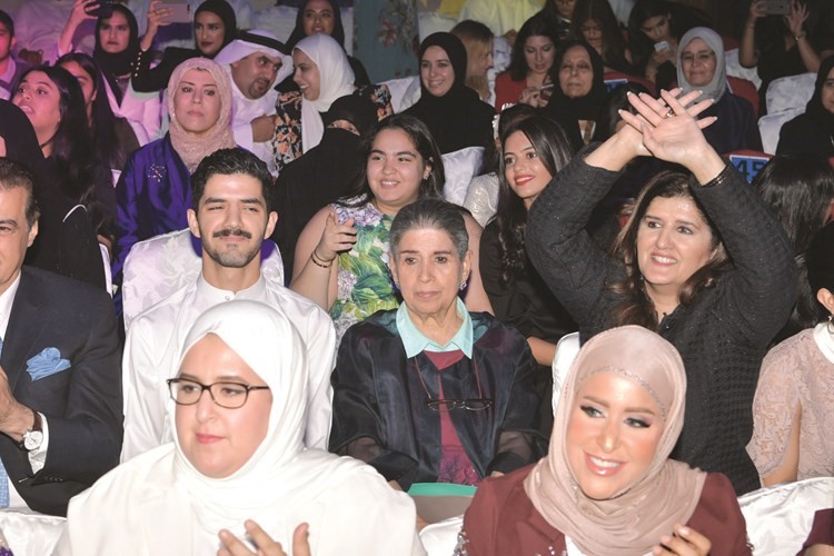 فاطمة حسين ود. ندى المطوع بين الحضور ﻿