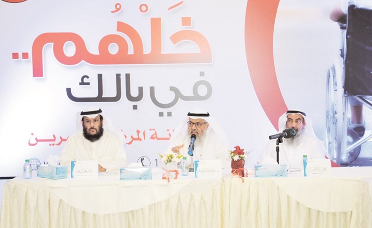د. محمد الشرهان متوسطا جمال الفوزان ووليد الربيعة خلال المؤتمر الصحافي 	(زين علام)﻿